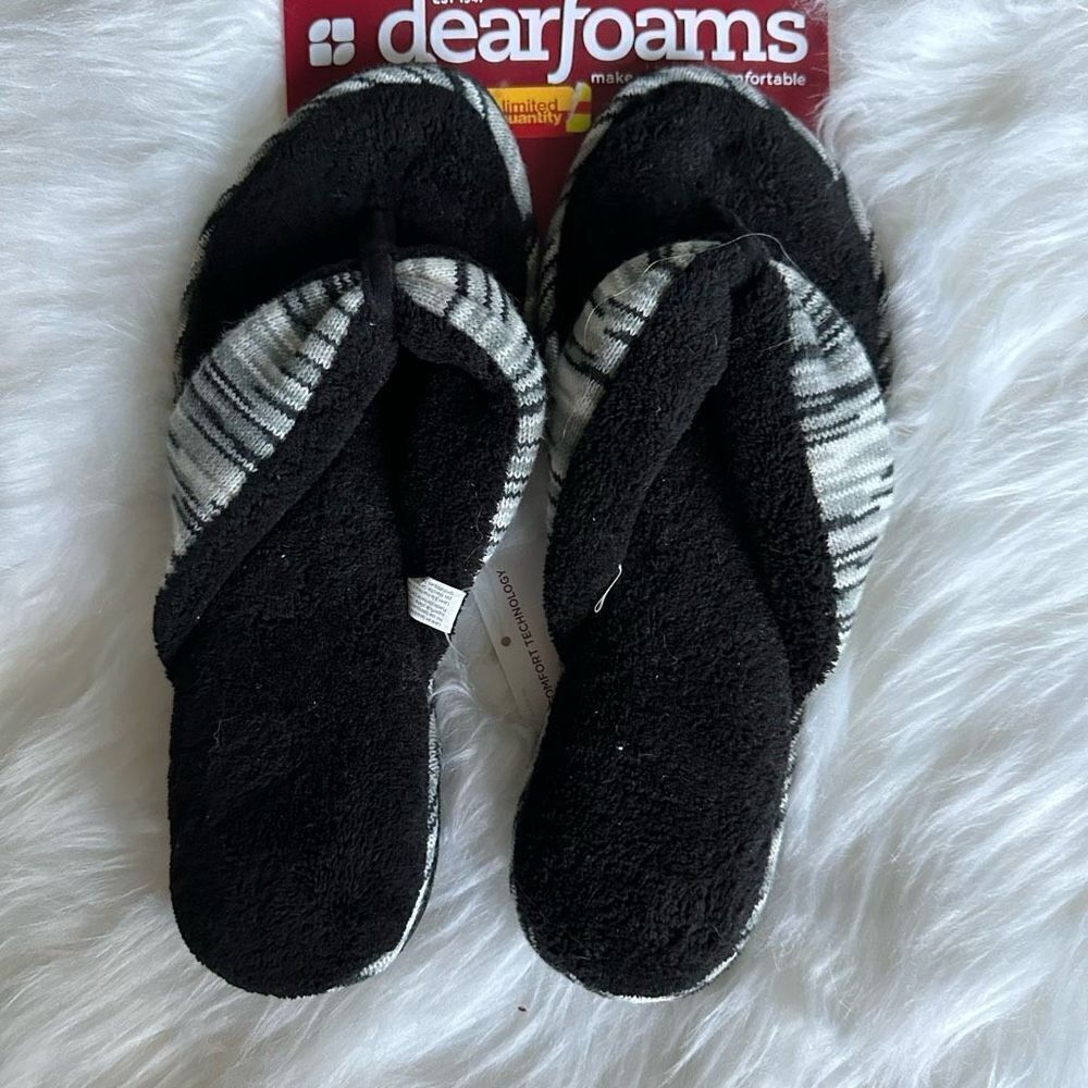 DearFoams black/white slippers , multi-density cushioning system, slip resistant